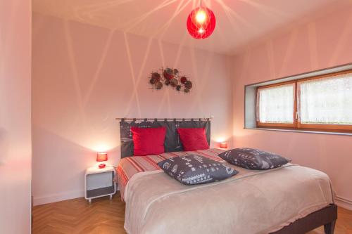 Postel nebo postele na pokoji v ubytování Gîte Domaine des Iris