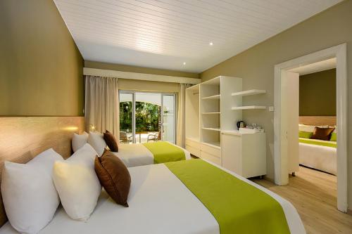 Mauricia Beachcomber Resort & Spaにあるベッド