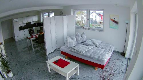uma sala de estar com uma cama e uma cozinha em Ferienwohnung Klara em Kisslegg