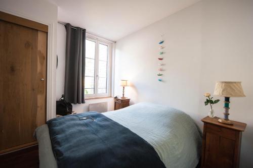une chambre avec un lit et une fenêtre dans l'établissement Appartement Vancouver, à Honfleur