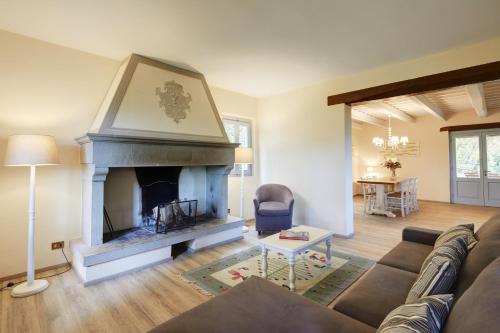 a living room with a couch and a fireplace at Fattorie di Celli in Poppi