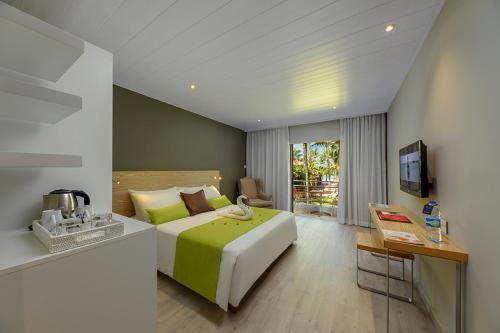 Кровать или кровати в номере Mauricia Beachcomber Resort & Spa
