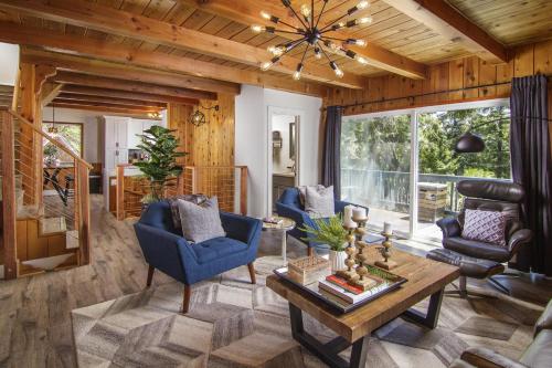 Whispering Pine Modern Luxe, 3 Level, 2000 sqft, AC, View, Dogs, Village