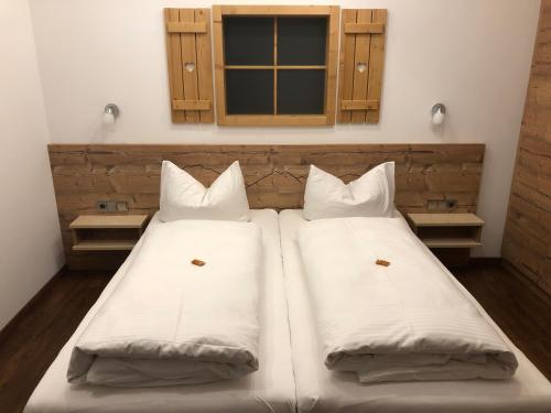 Postel nebo postele na pokoji v ubytování Gasthof Bergblick