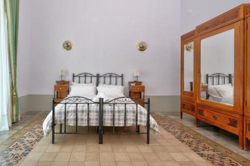 um quarto com uma cama, uma cómoda e um espelho em Lettera Living em Catânia