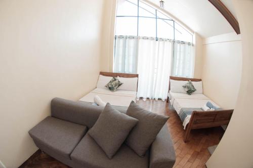 Ruang duduk di The Half House by Elmar Cabin