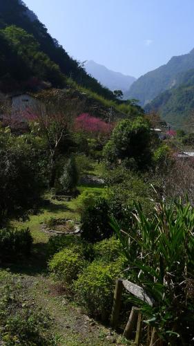 a view of a garden with mountains in the background at Raisinay in Nanzhuang