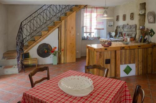 Saint-André-de-ValborgneにあるCocon des Cévennes - Pierre de Luneのキッチン、ダイニングルーム(テーブル、階段付)