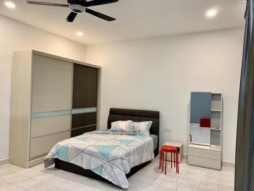 Un pat sau paturi într-o cameră la BRAND NEW Cosy Minimalist Home
