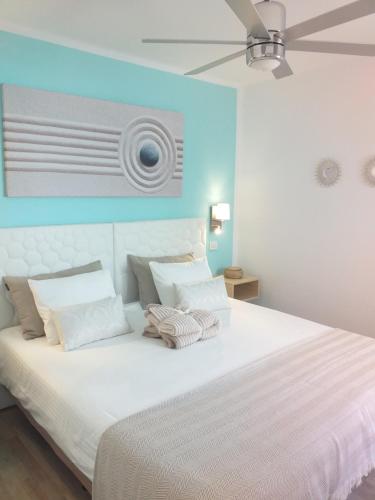 Un pat sau paturi într-o cameră la Apartment Portonovo Galit - Sea view - Piscina - Wifi - Old Town
