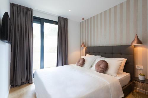 セルツェにあるApartments Jadrankaのベッドルーム(大きな白いベッド1台、大きな窓付)