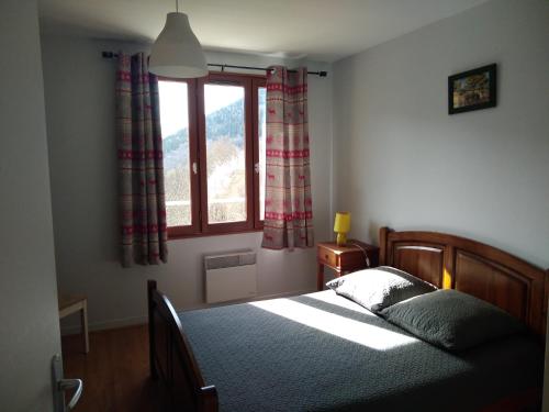 1 dormitorio con cama y ventana en Appartement Les marmottes, en Ilhan