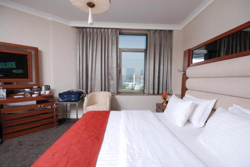 Postel nebo postele na pokoji v ubytování Batumi World Palace