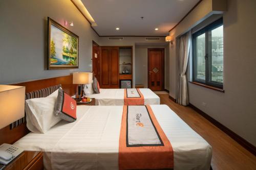 Giường trong phòng chung tại Hanoi Larosa Hotel