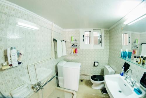 Phòng tắm tại Flisvos Seafront-Marina apartment