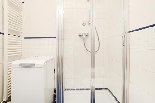 bagno bianco con doccia e servizi igienici di Bologna Garden House a Bologna