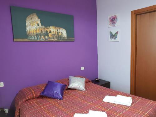 ローマにあるAlenicのベッド付きのベッドルームと建物の写真