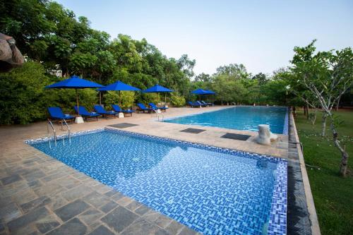 Peldbaseins naktsmītnē Amaara Forest Hotel Sigiriya vai tās tuvumā