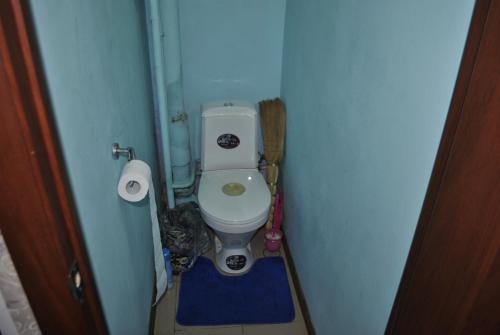 ズラトウーストにあるПроспект Гагарина,третий микрорайон,30аの小さなバスルーム(トイレ付)