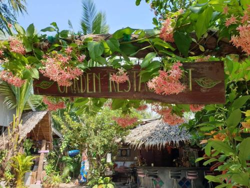 Sabai Sabai Beach Bungalowsにある庭