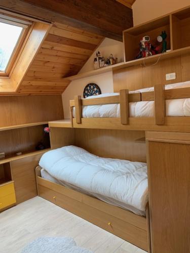Zimmer mit 2 Etagenbetten in einem Haus in der Unterkunft APPARTAMENTO LUAN in Andalo