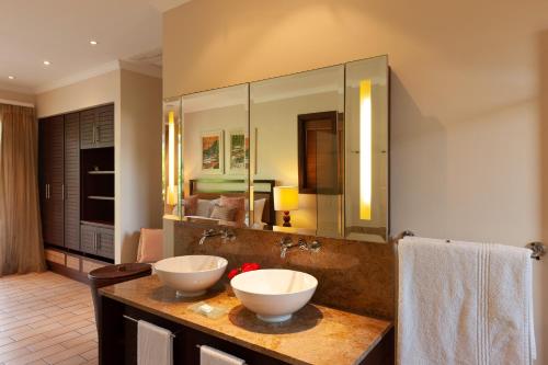 a bathroom with two white bowls on a counter at Eden Confort in Eden Island