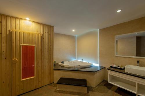 Muong Thanh Grand Nha Trang Hotel tesisinde bir banyo