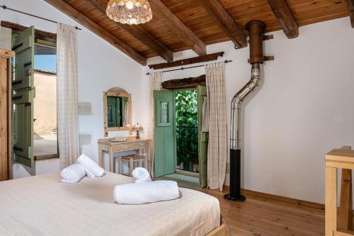 A bed or beds in a room at Lemon Tree Eco-Retreat