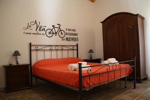 una camera da letto con un letto con una bicicletta appesa al muro di Bed&Bike Gaeta a Gaeta