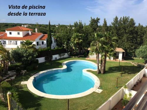 eine Villa mit einem Pool in einem Resort in der Unterkunft Estupendo Apartamento HUELVA Flecha del Rompido in El Portil