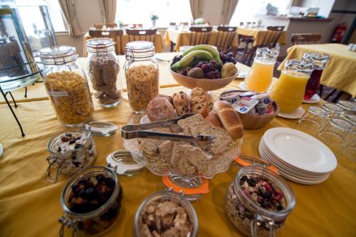 Comida en o cerca de este hotel