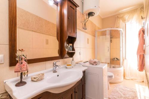y baño con lavabo y lavadora. en Seaview Katerina's House by Konnect, Old Port Corfu en Corfú