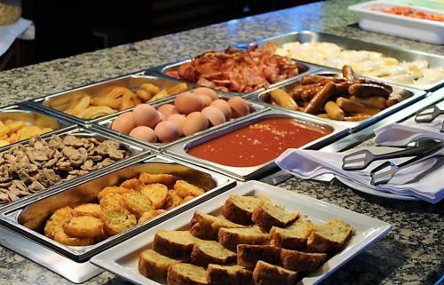 Een buffet met eieren en andere etenswaren op een toonbank. bij HG Tenerife Sur in Los Cristianos