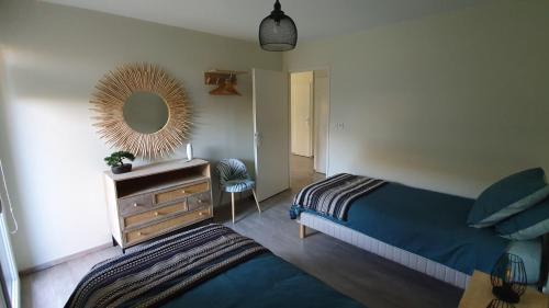 Кровать или кровати в номере Le coeur du saphir