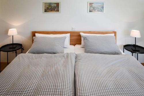 two beds sitting next to each other in a bedroom at Spitzing Lodge Ferienwohnungen - Wanderparadies in den Bergen in Spitzingsee