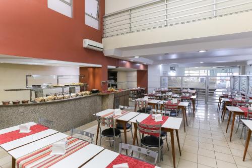 A restaurant or other place to eat at Hotel Express Mauá