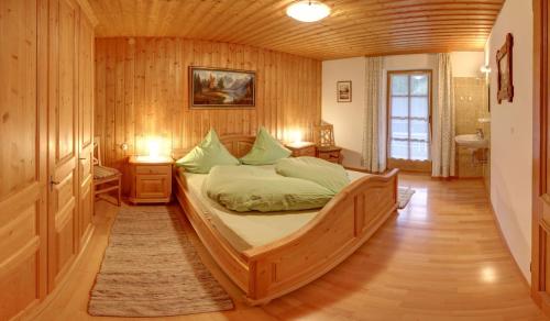 Tempat tidur dalam kamar di Öderbauer-Hof