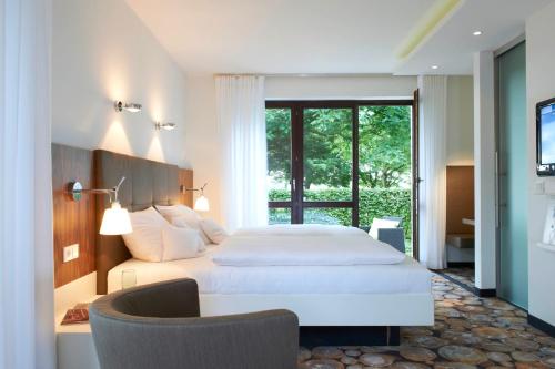 um quarto de hotel com duas camas e uma janela em Mintrops Land Hotel Burgaltendorf em Essen