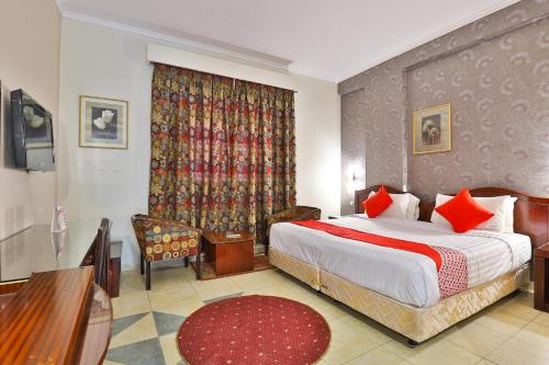 Cette chambre comprend un grand lit et un bureau. dans l'établissement Al Asemah Hotel, à Riyad