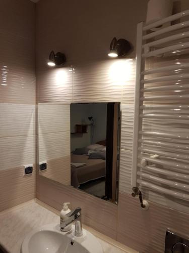 a bathroom with a sink and a mirror at Hotel "ZAUŁEK" Spółka Cywilna Zbigniew Świderski, Elżbieta Świderska in Olszyna