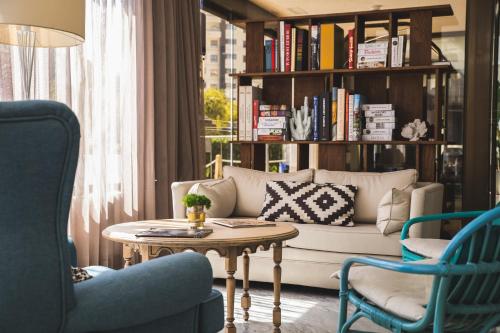 a living room with a couch and a table at Hotel Almirante in Alicante
