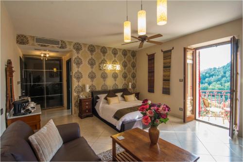 1 dormitorio con 1 cama y sala de estar en Hotel Leone, en Montelparo