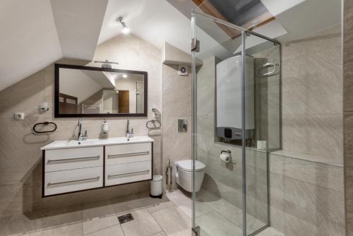 un bagno con lavandino e doccia di ONE Apartment a Belgrado
