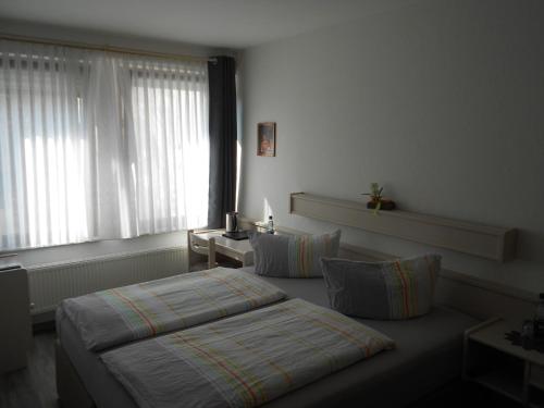 a hotel room with a bed and a window at KAJÜTE in Brake