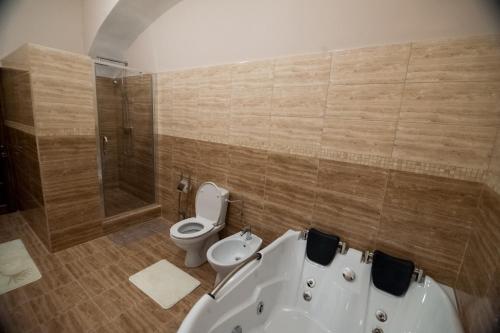 Gallery image of IMPERIAL ROOMS - ULTRACENTRAL - jacuzzi cu hidromasaj in Oradea