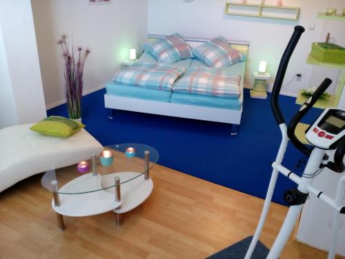 a room with a bed and a table and a room with a robot at Sonnenoase am Dachsberg zwischen München, Tegernsee, Chiemsee, Messe München in Moosach