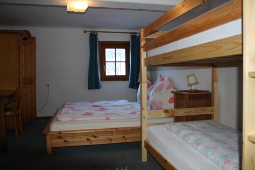 ドナースバッハヴァルトにあるFerienwohnung Schaupphofのベッドルーム1室(二段ベッド2台、窓付)が備わります。