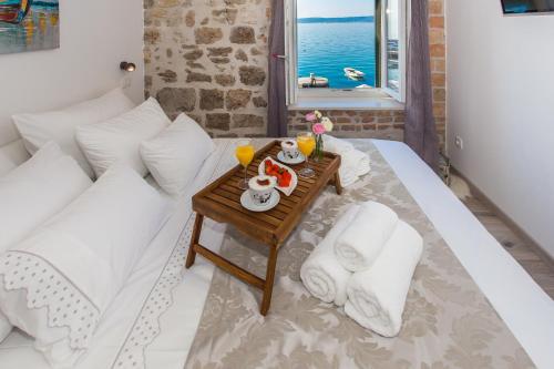 Seafront apartment in historical Cippico castle