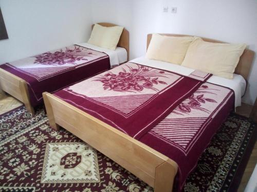 2 Betten nebeneinander in einem Zimmer in der Unterkunft Apartment Stefano - Center, Ohrid in Ohrid