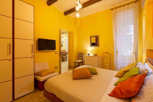 ローマにあるDomus Clodioの黄色のベッドルーム(ベッド2台、テレビ付)